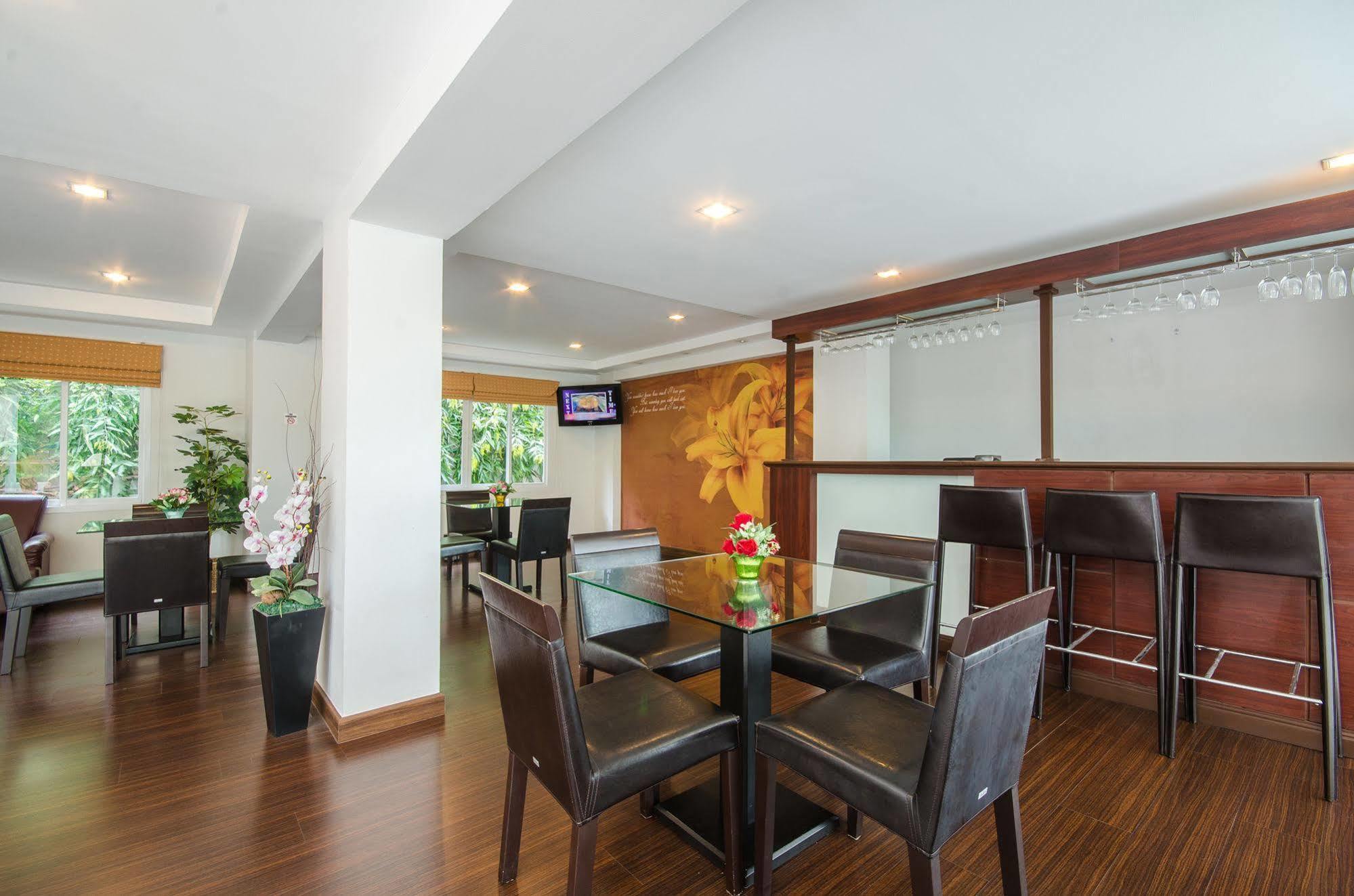 The Platinum Suite Bangkok Exterior foto