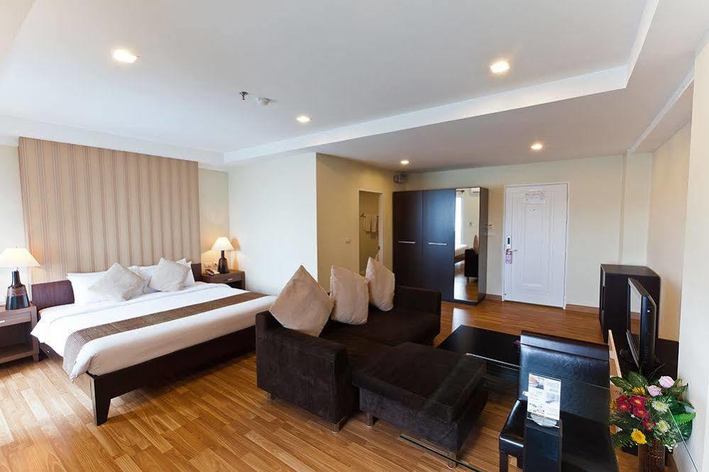 The Platinum Suite Bangkok Exterior foto