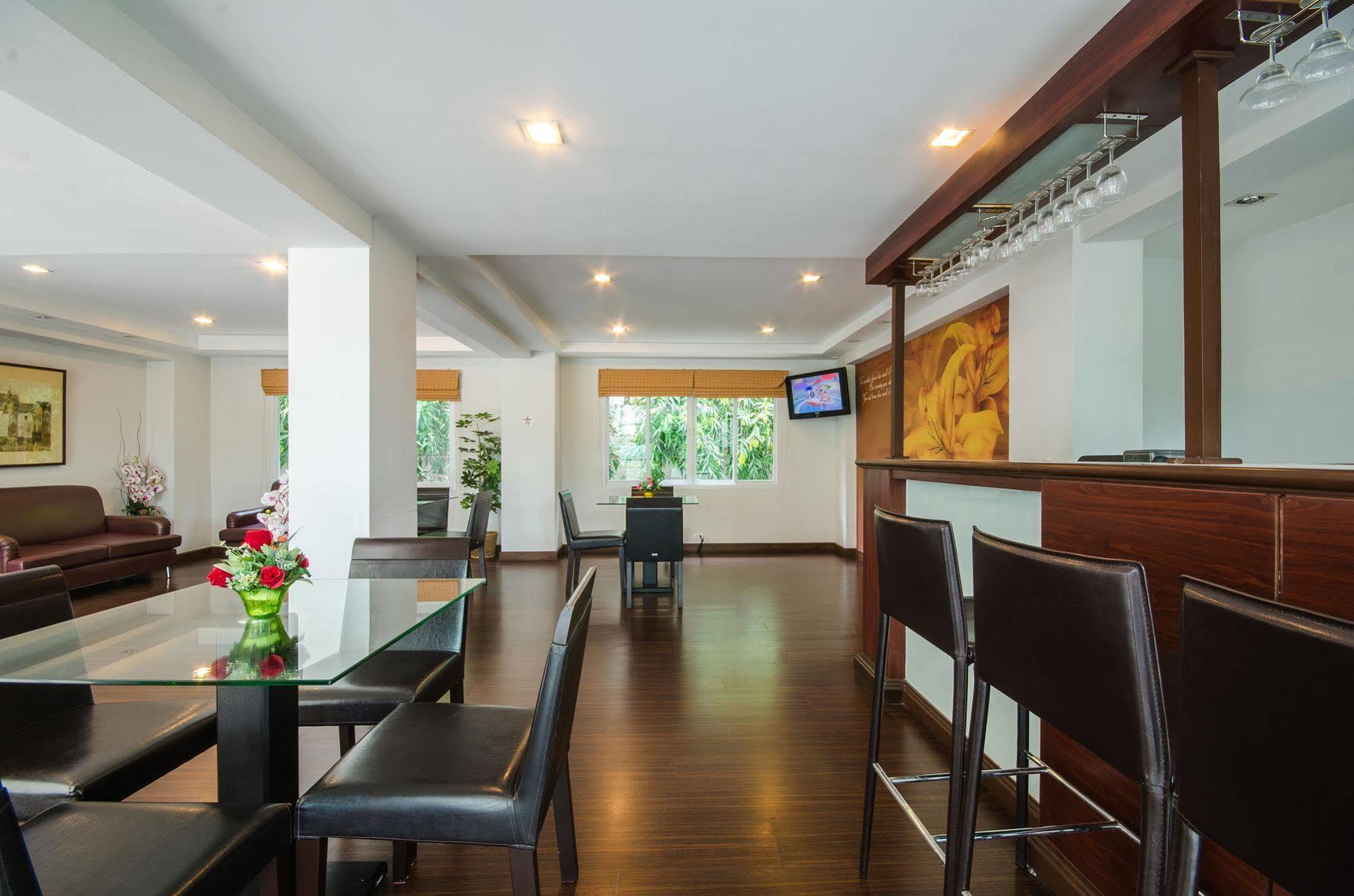 The Platinum Suite Bangkok Exterior foto